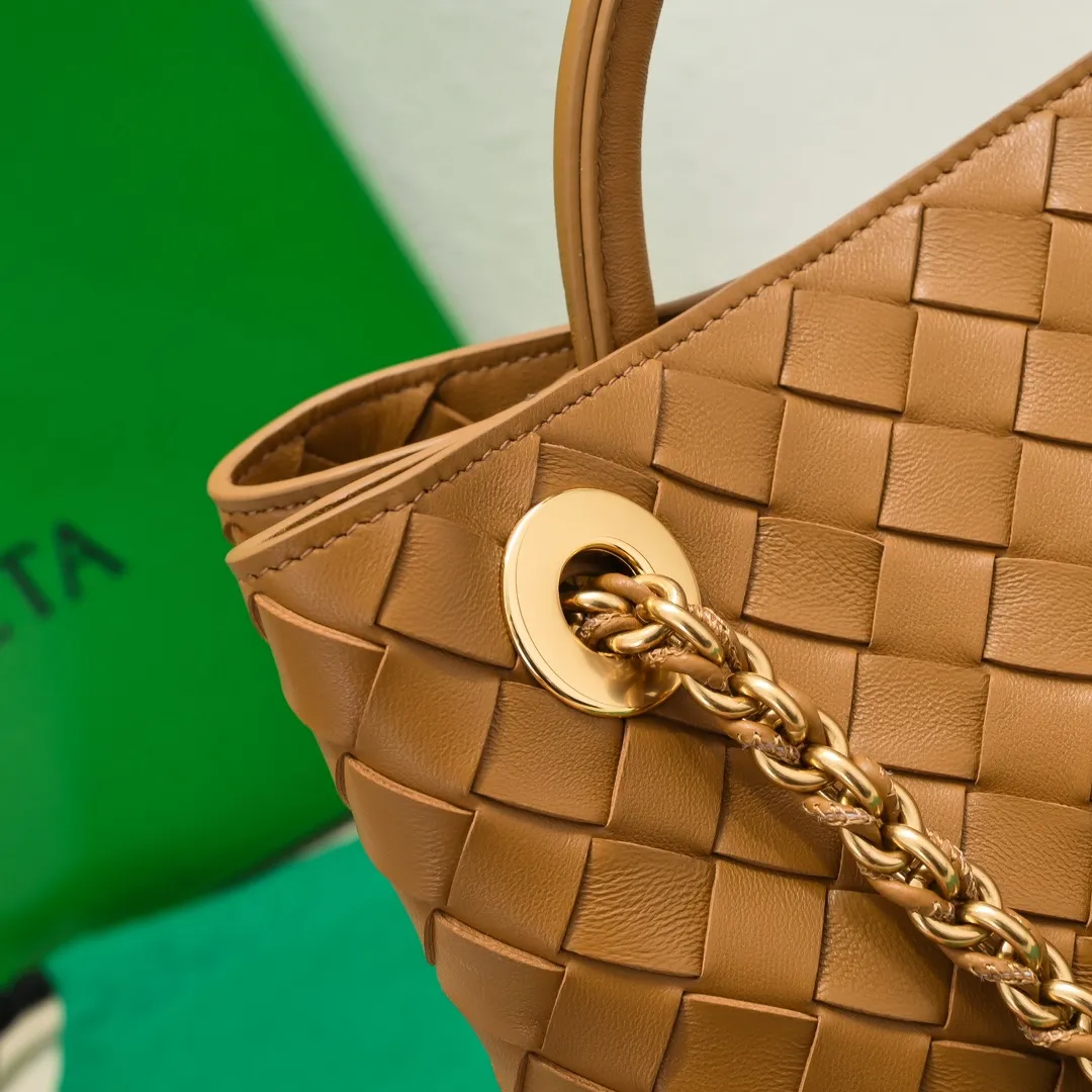 Batch 1960 BOTTEGA VENETA 2024 spring and summer new small ANDIAMO chain bag is also available! 🔥🔥I believe many friends have been waiting for a long time. The metallic chain adds a touch of sophistication to the original softness and elegance of Andiamo. The collision of classic craftsmanship and elegance creates a different kind of beauty. Style number: 6008 Size: 25*22*10.5cm